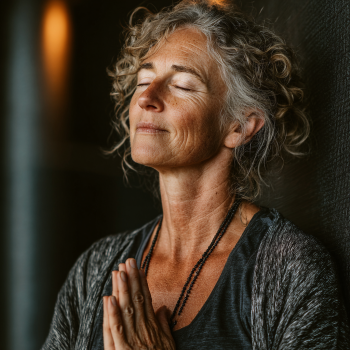 Idős hölgy jógázik békés környezetben